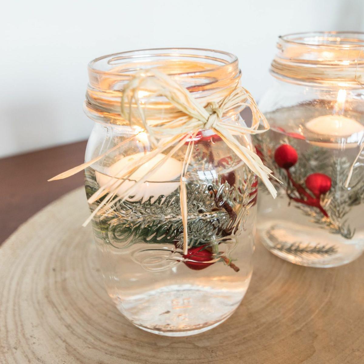Decoración navideña con velas flotantes