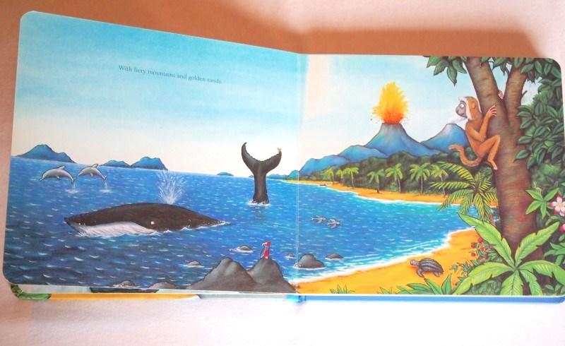 Ballena nadando por mares tropicales con el caracol en su cola