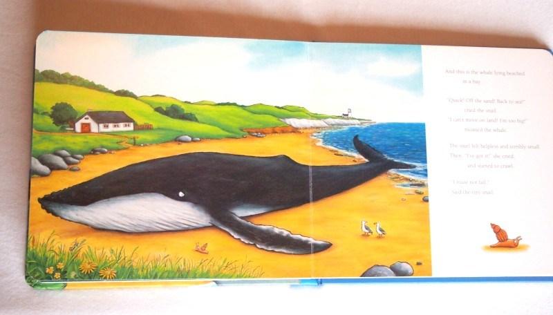 Ballena varada en una playa. Ilustracion del libro The snal and the whale