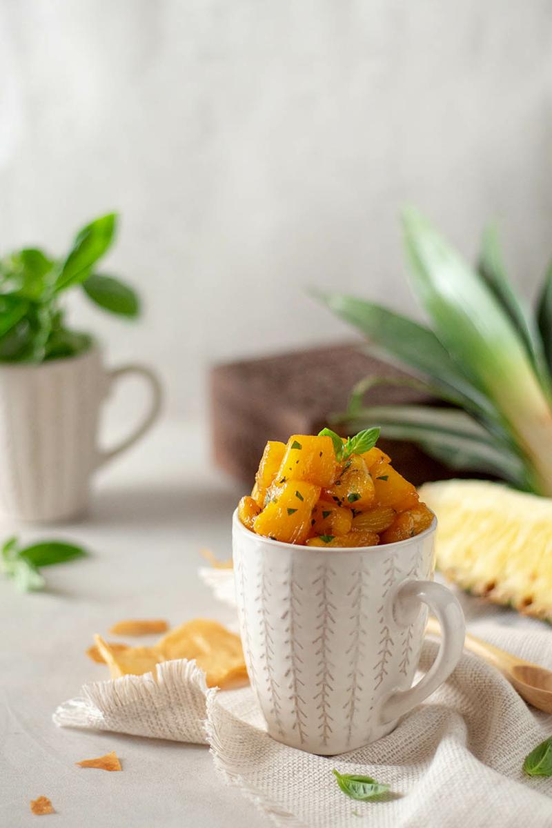 postre de piña salteada con helado
