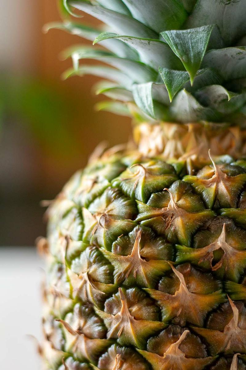 postre de piña salteada con helado