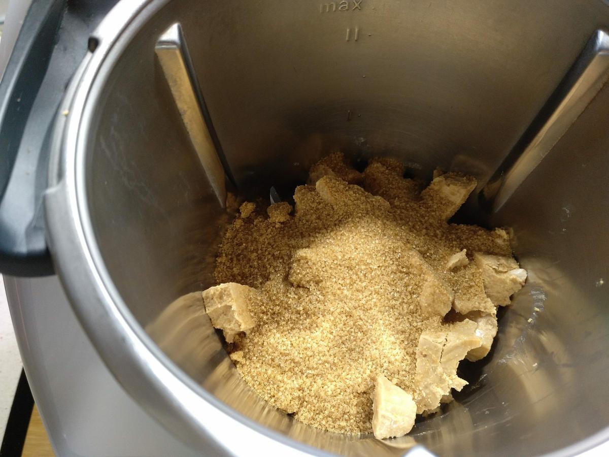 Azúcar y turrón para hacer el licor.