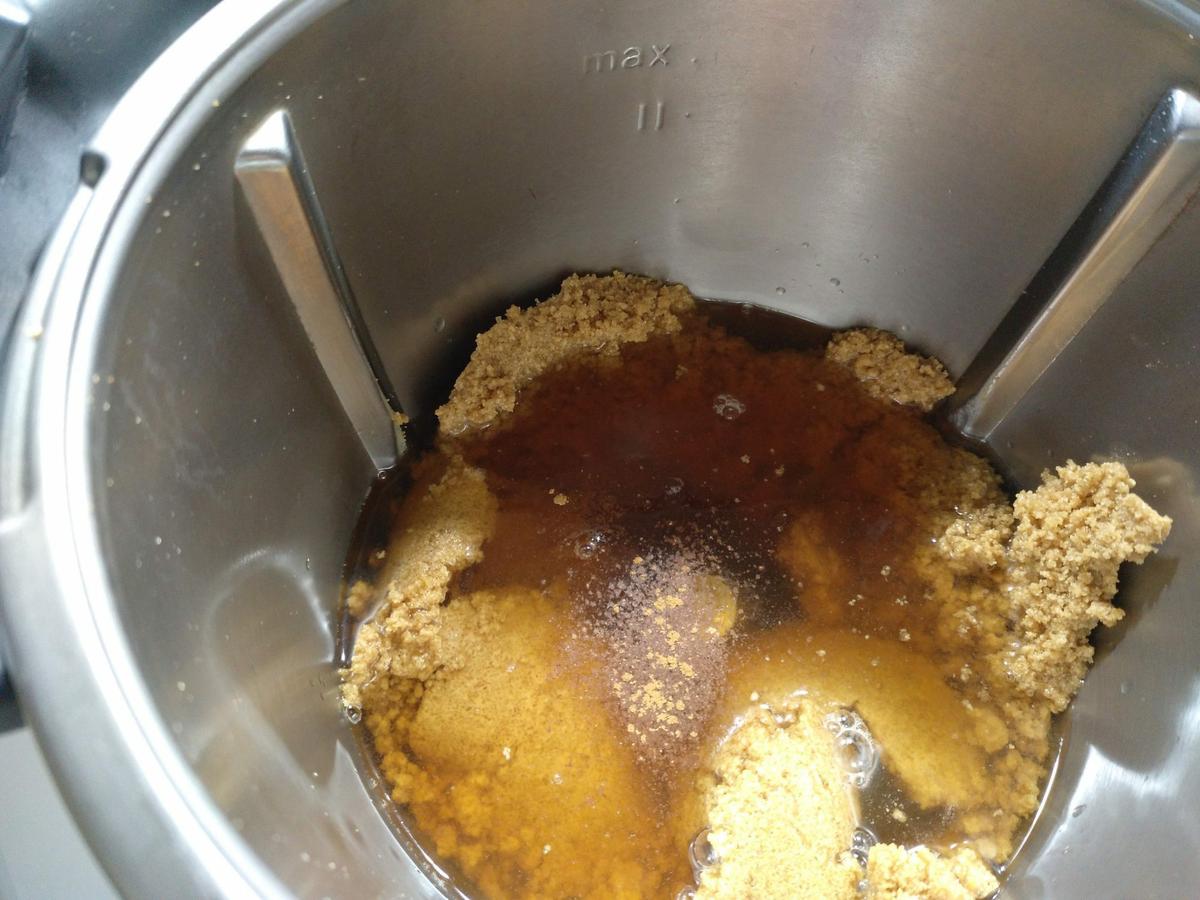 Mezcla de ingredientes para hace el licor de turrón casero.