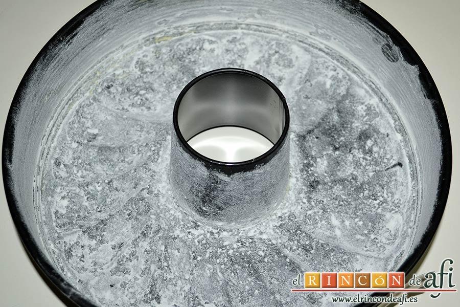 Bundt de naranja navideño, untar un molde tipo bundt con mantequilla y espolvorear de harina