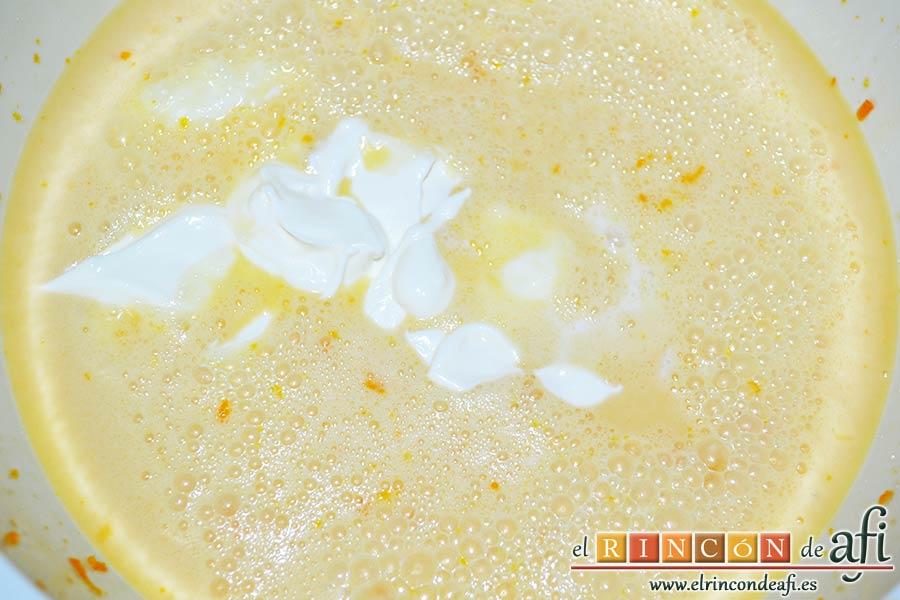 Bundt de naranja navideño, añadir de forma alternativa un yogur