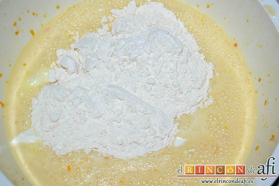 Bundt de naranja navideño, y luego una tercera parte de la harina