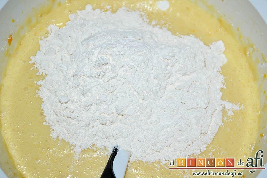 Bundt de naranja navideño, añadir una tercera parte de la harina