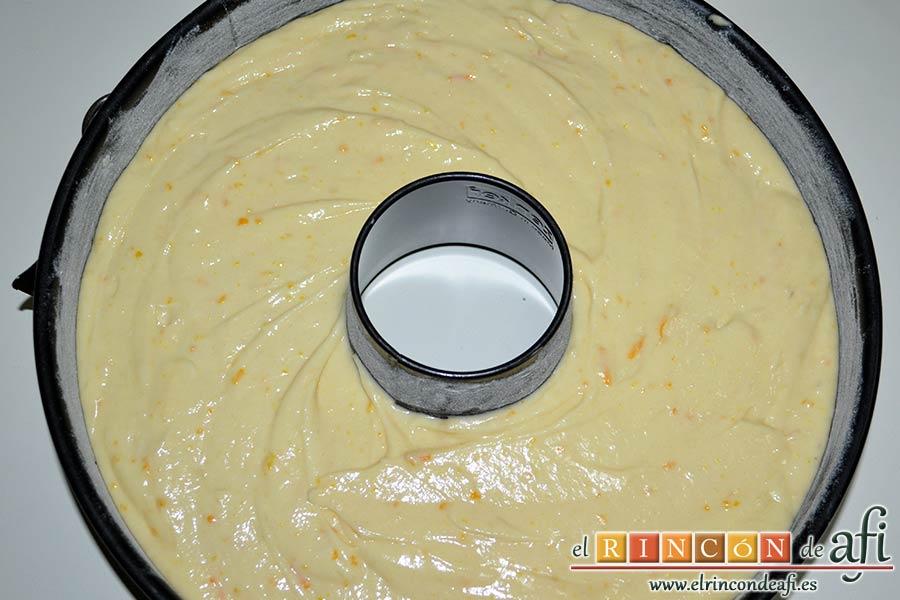 Bundt de naranja navideño, verter la mezcla en el molde