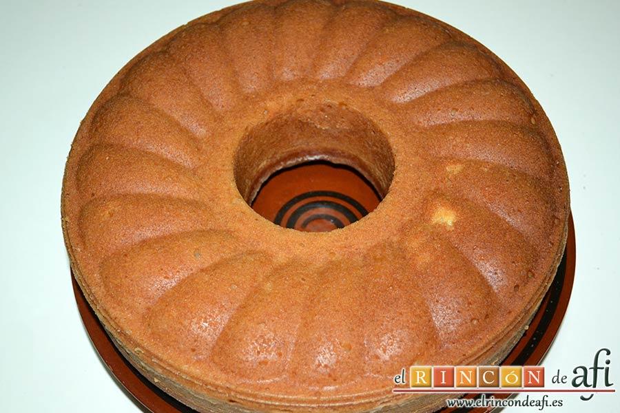 Bundt de naranja navideño, desmoldar