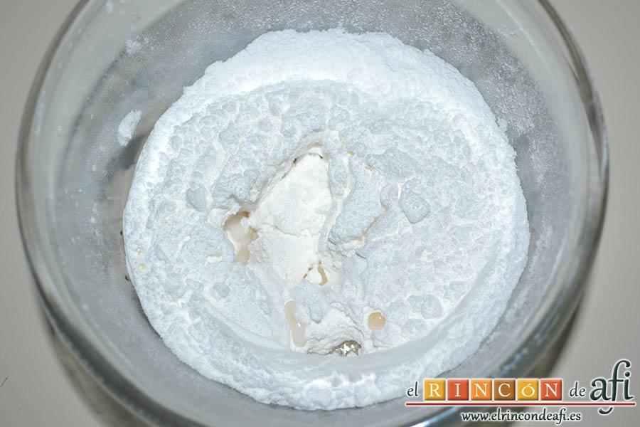 Bundt de naranja navideño, poner en un bol el azúcar glass tamizado y añadir el agua de azahar