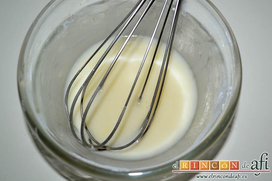 Bundt de naranja navideño, ir añadiendo el zumo de naranja e ir mezclando con varillas