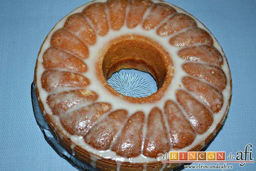 Bundt de naranja navideño, verter sobre el bizcocho y dejar endurecer