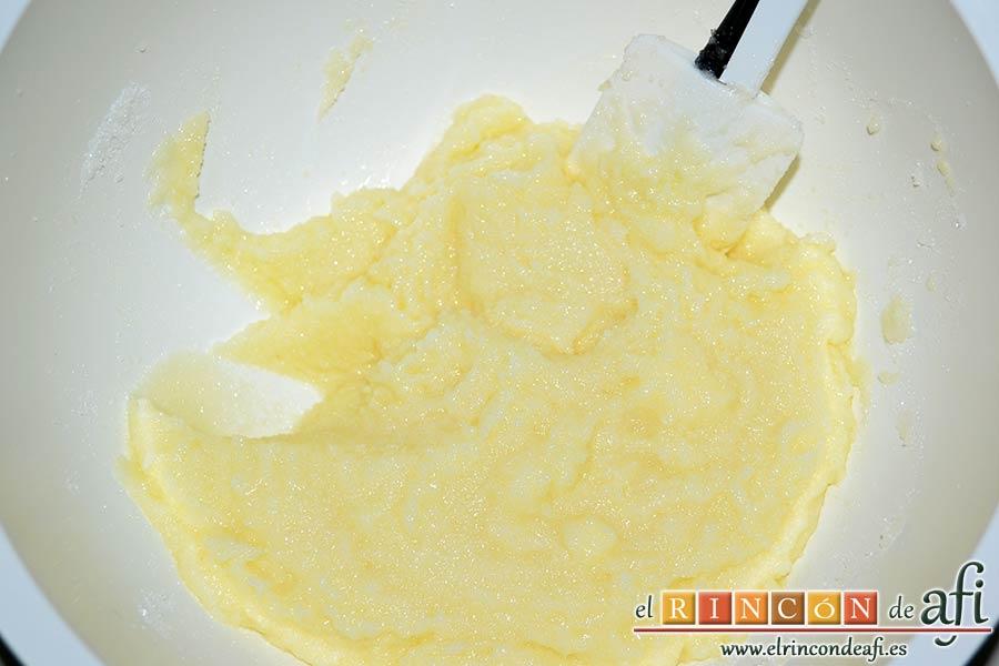 Bundt de naranja navideño, mezclar bien con una espátula