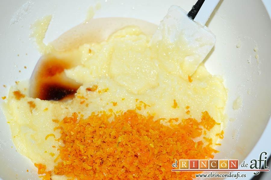 Bundt de naranja navideño, añadir el agua de Azahar y la ralladura de las tres naranjas