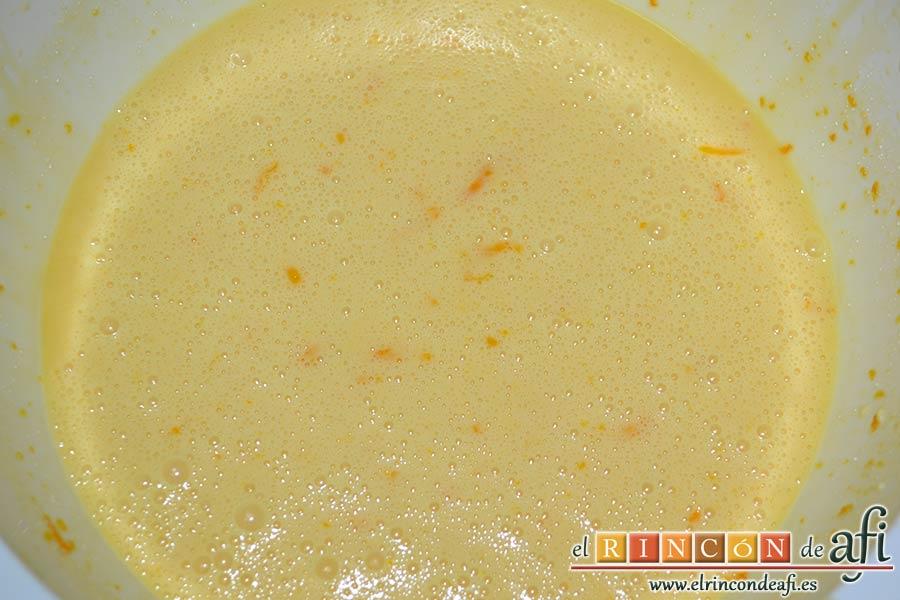 Bundt de naranja navideño, mezclar hasta que quede espumoso