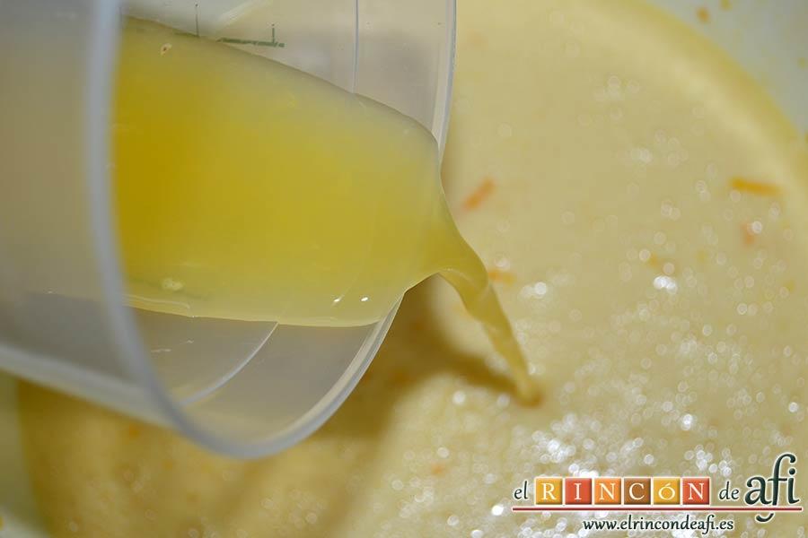 Bundt de naranja navideño, añadir el zumo de naranja