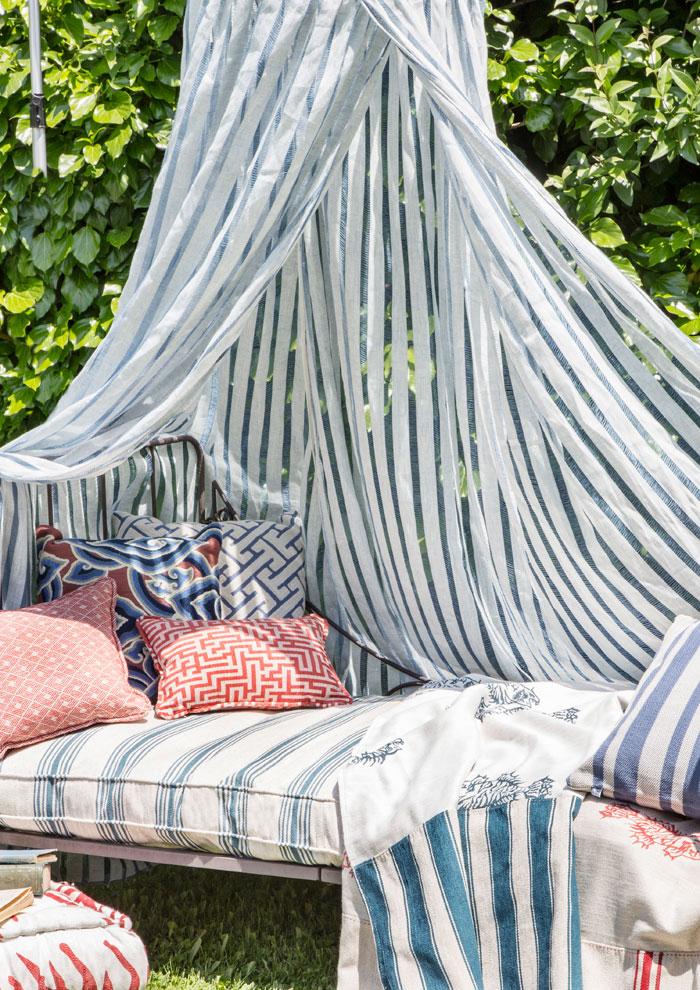 decorar sofa del jardin con telas