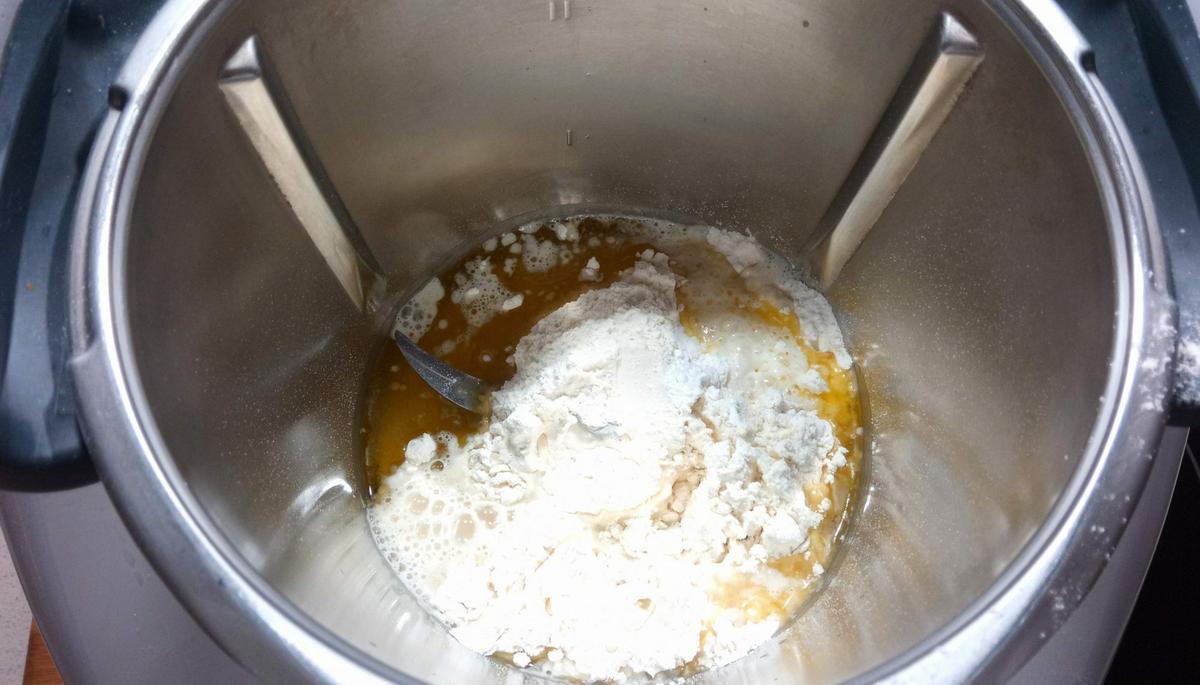 Echar la levadura, la harina y el azúcar en la Thermomix