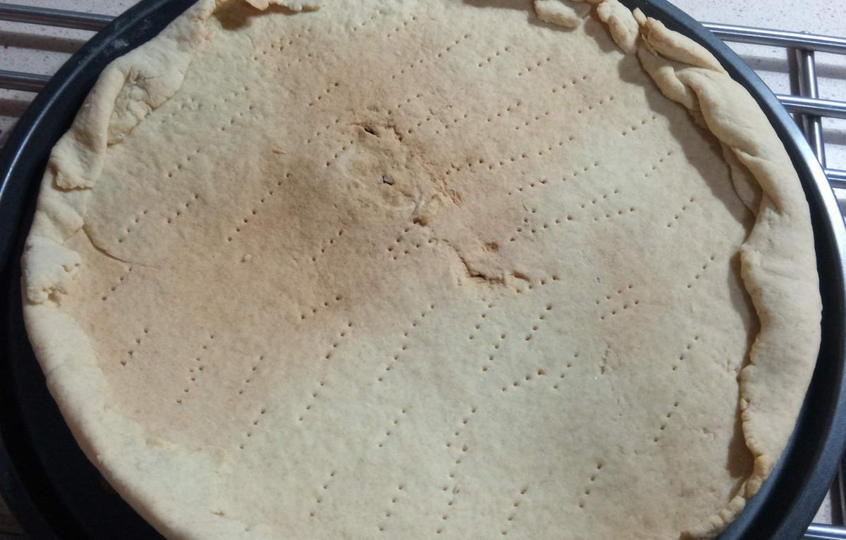 Masa de pizza hecha en el horno