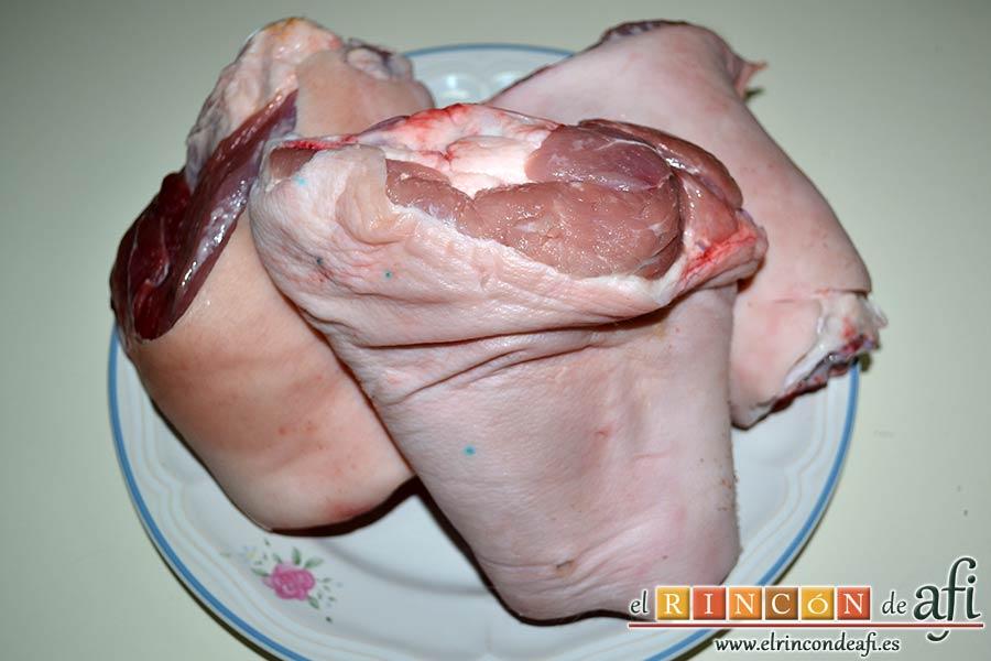 Codillos de cerdo con puré de raíces, lavar los codillos