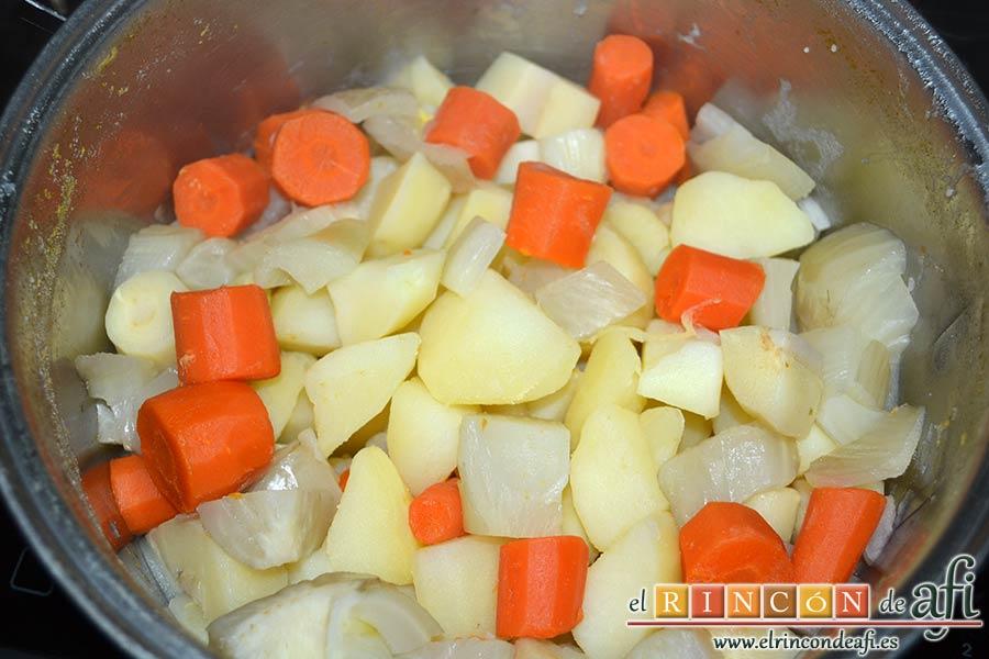 Codillos de cerdo con puré de raíces, una vez esté tierno escurrir el agua