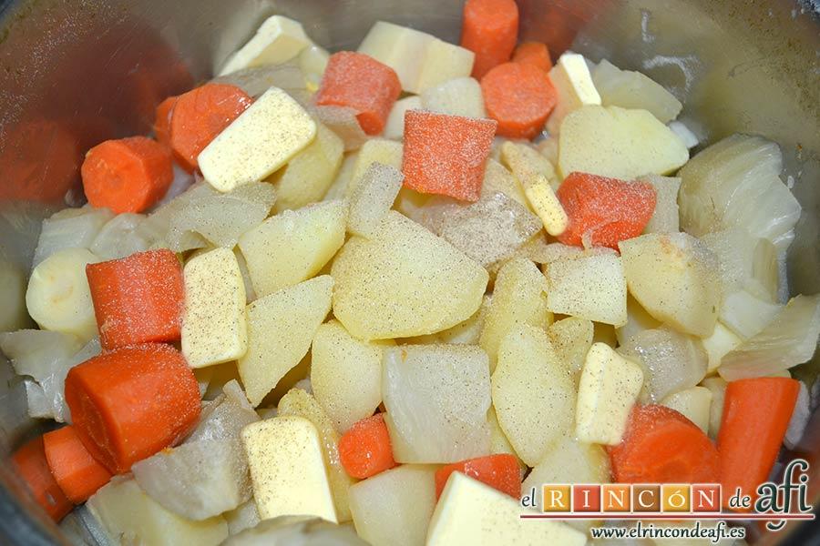 Codillos de cerdo con puré de raíces, añadir la mantequilla y la pimienta blanca molida