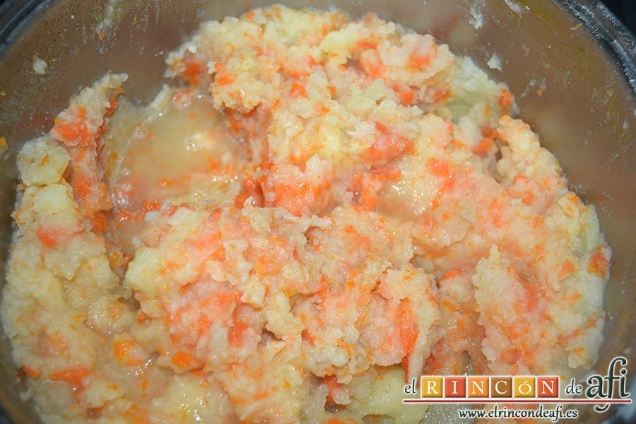 Codillos de cerdo con puré de raíces, triturar con un machacador de papas, añadir una cucharada del caldo de cocción de los codillos y mezclar