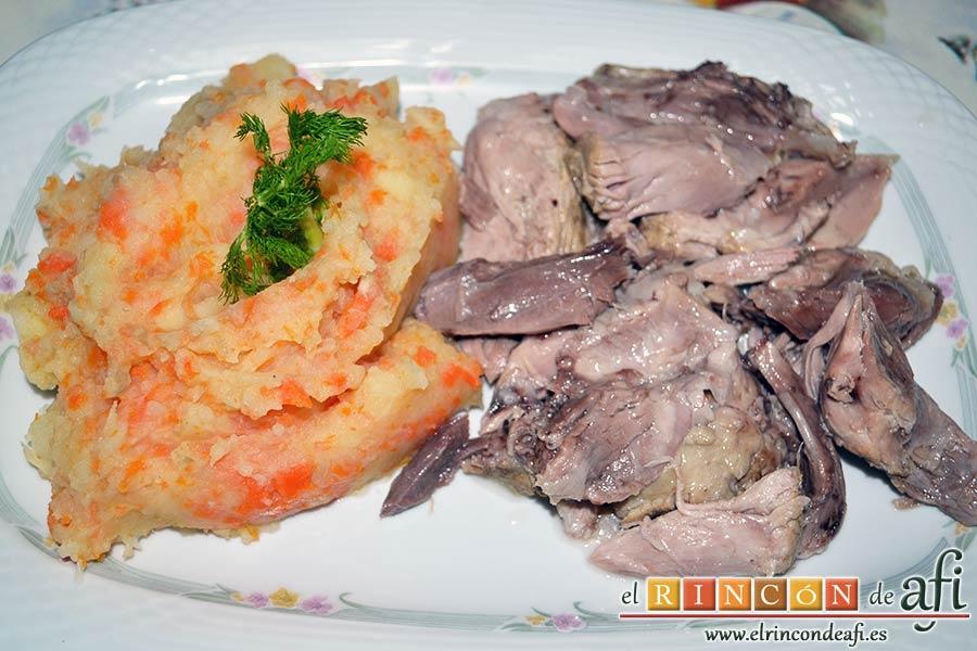 Codillos de cerdo con puré de raíces, sugerencia de presentación