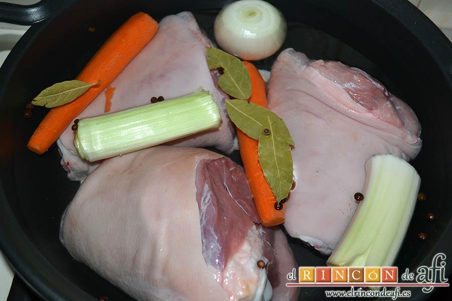 Codillos de cerdo con puré de raíces, poner todos estos ingredientes en una olla con agua