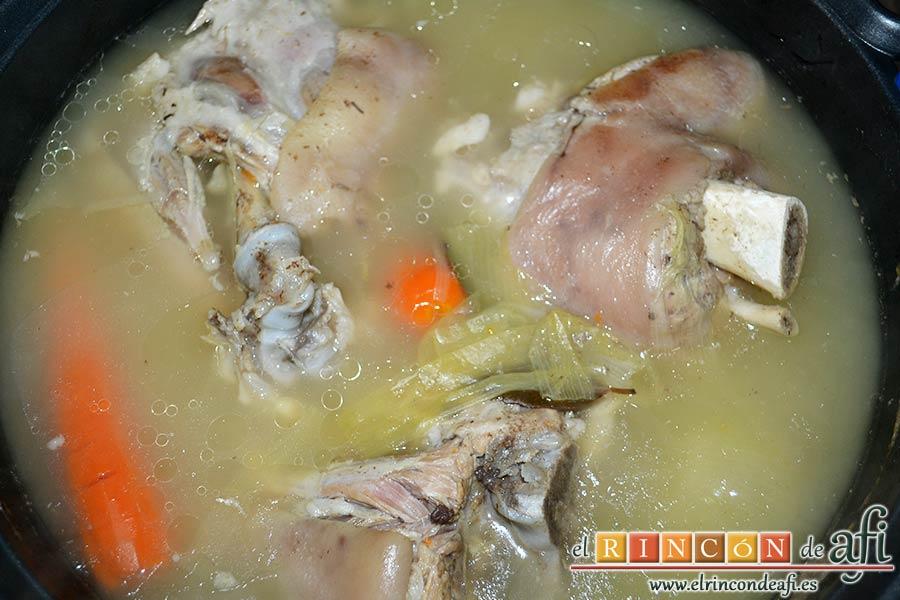 Codillos de cerdo con puré de raíces, cocer hasta que la carne esté hecha, dándole la vuelta a los codillos de vez en cuando