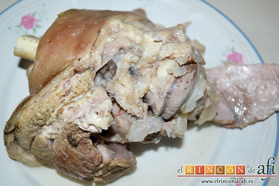 Codillos de cerdo con puré de raíces, sacar los codillos