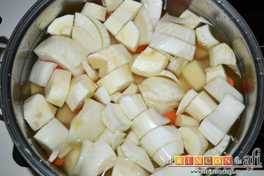 Codillos de cerdo con puré de raíces, trocearlo todo y ponerlo a sancochar en un caldero con agua y sal gorda