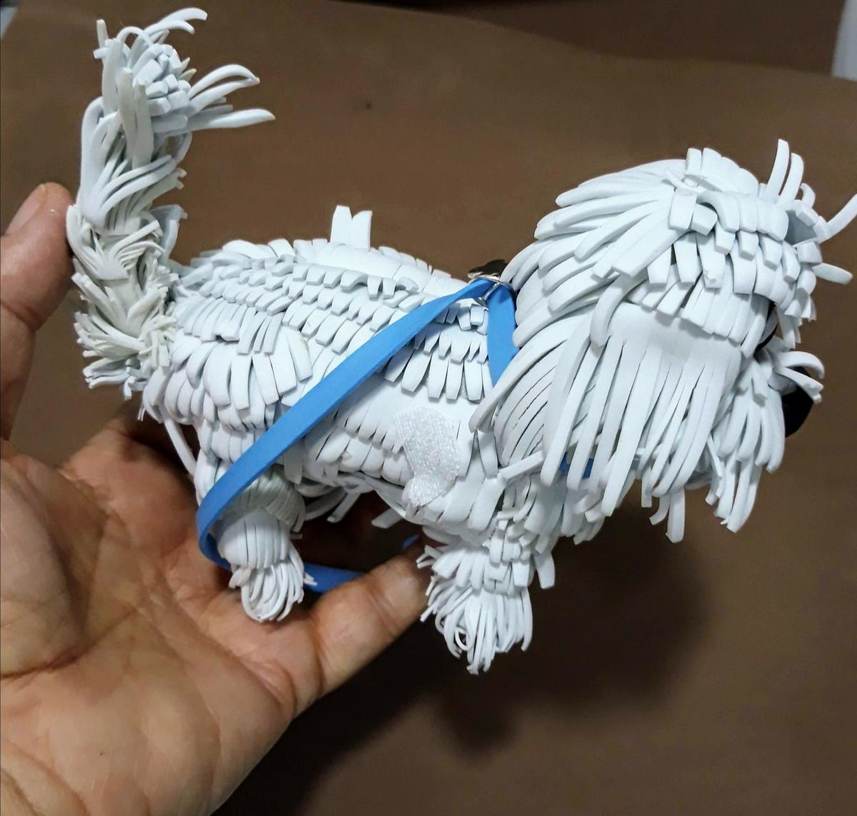 Fofucha personalizada con dos perritos, lleva botas altas, pantalón vaquero, americana levita, bolso, fular y blusa pintados a mano a Multicarga