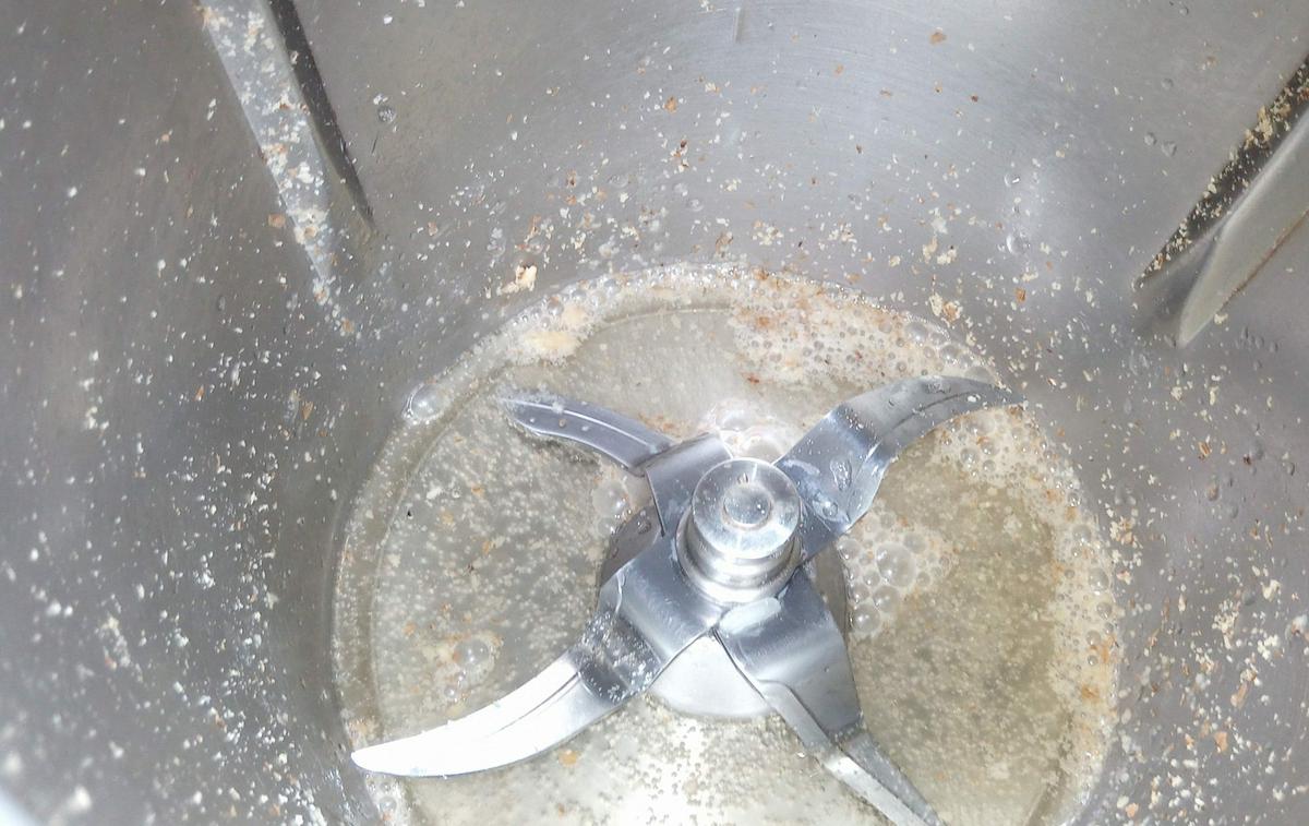 Echar la sidra en el vaso de la Thermomix