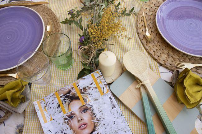 como poner una mesa veraniega con un regalo