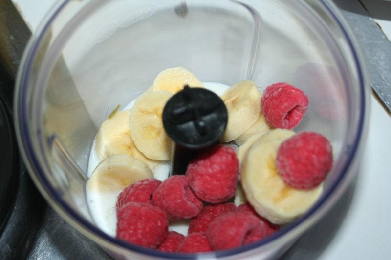 como preparar batido o smoothie de chia, frambuesas y yogur