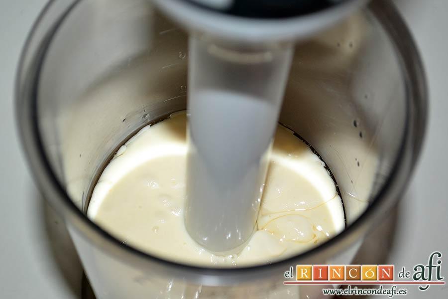 Lomos de merluza glaseados con mayonesa y espárragos trigueros, preparar la mayonesa casera