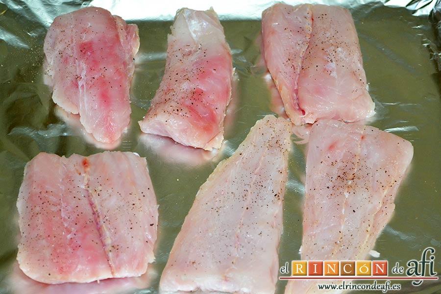 Lomos de merluza glaseados con mayonesa y espárragos trigueros, salpimentar los lomos de merluza y disponerlos en una fuente de horno