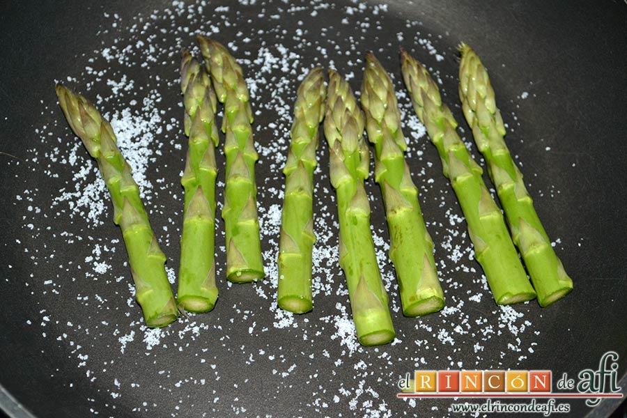 Lomos de merluza glaseados con mayonesa y espárragos trigueros, asar en una sartén con sal los espárragos