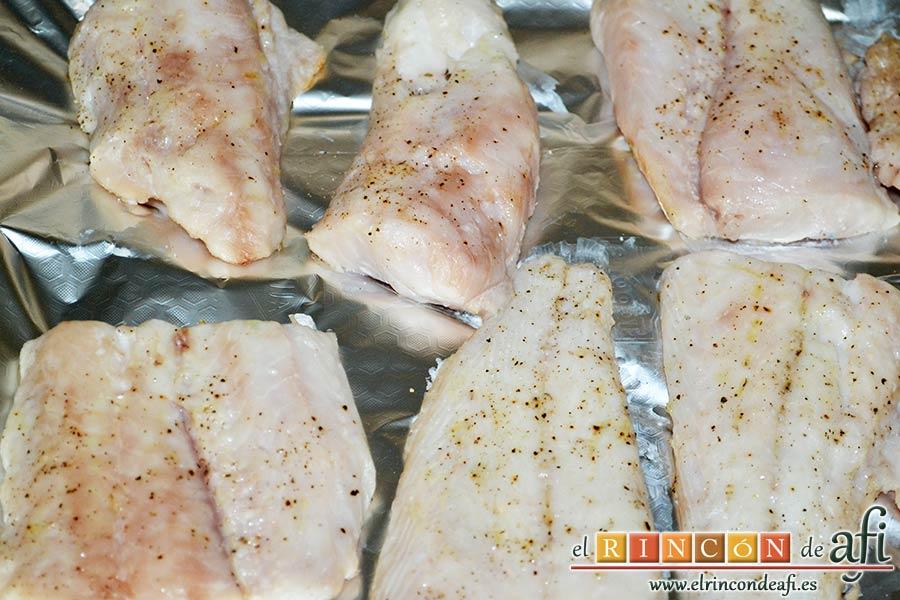 Lomos de merluza glaseados con mayonesa y espárragos trigueros, sacar el pescado del horno