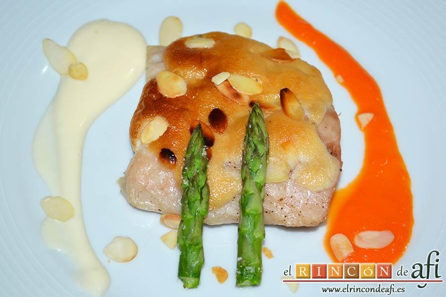 Lomos de merluza glaseados con mayonesa y espárragos trigueros, sugerencia de presentación