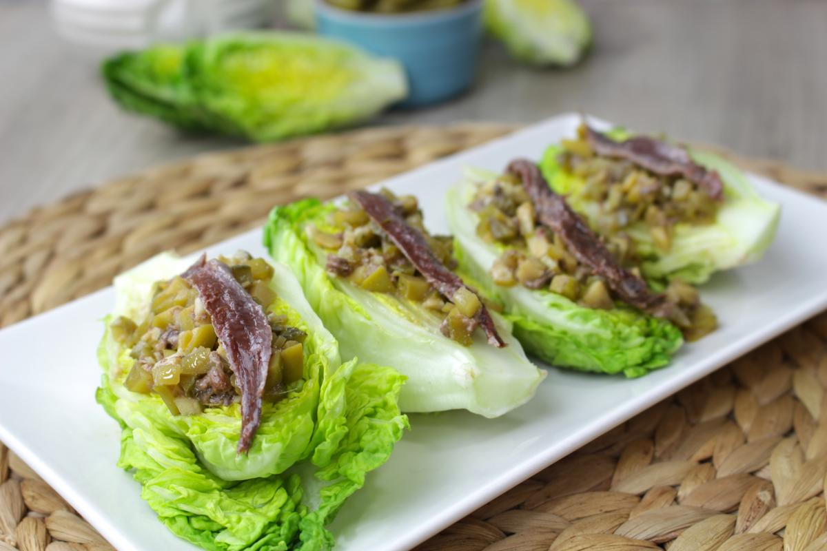 Cogollos con anchoas, ajo y vinagreta de encurtidos
