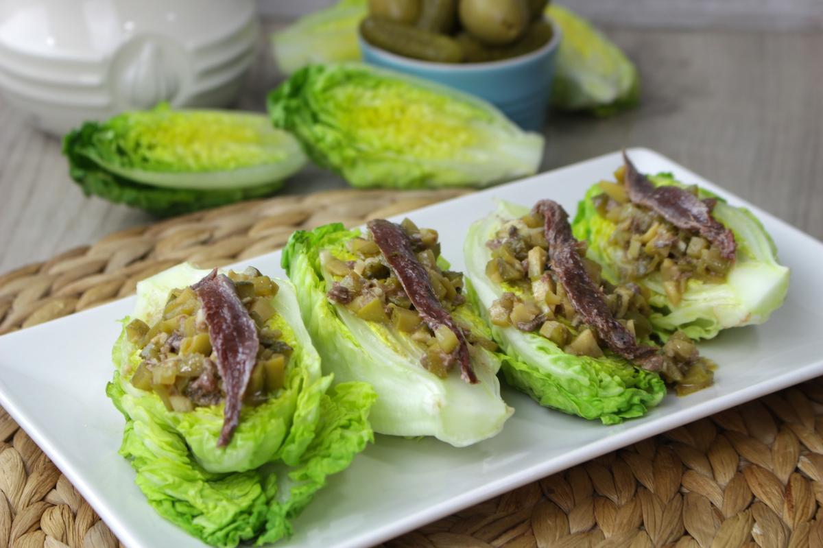 Cogollos con anchoas, ajo y vinagreta de encurtidos