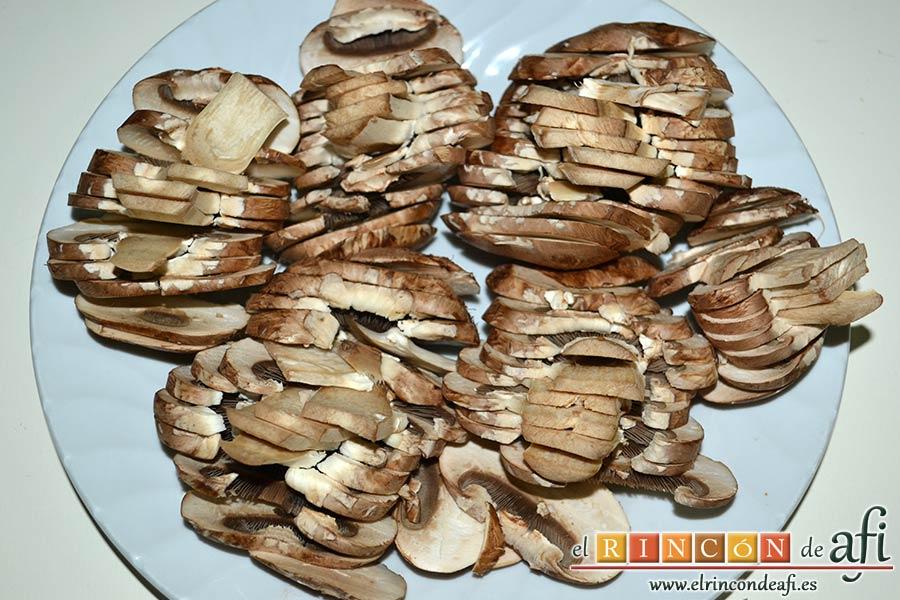Solomillo de cerdo relleno en salsa de setas, limpiar bien los champiñones y laminarlos