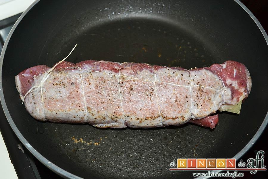 Solomillo de cerdo relleno en salsa de setas, irlo dorando
