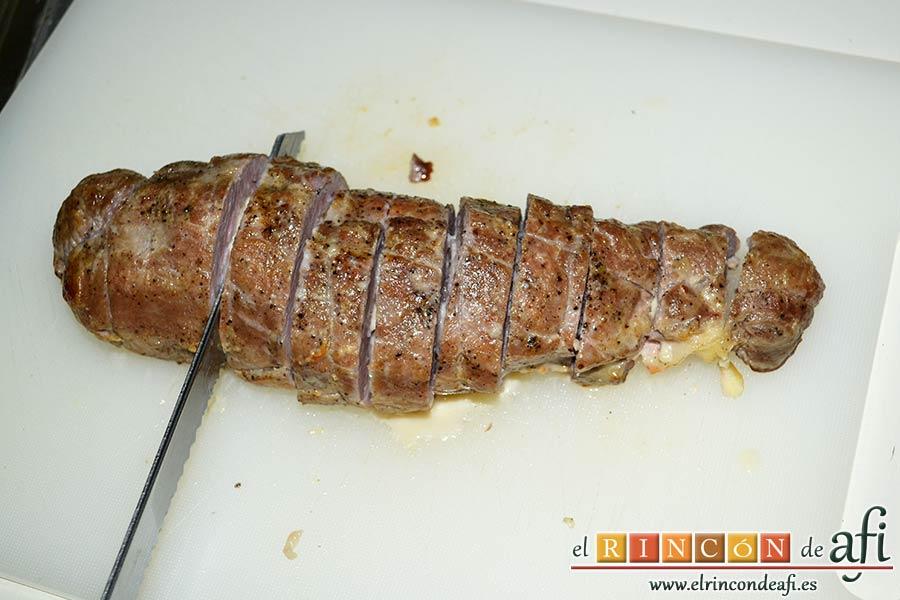 Solomillo de cerdo relleno en salsa de setas, cortar en medallones