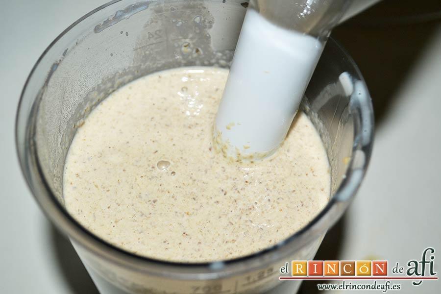 Solomillo de cerdo relleno en salsa de setas, triturar la salsa