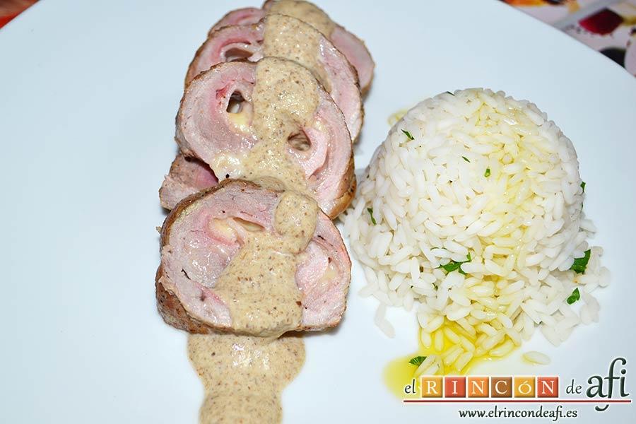 Solomillo de cerdo relleno en salsa de setas, sugerencia de presentación
