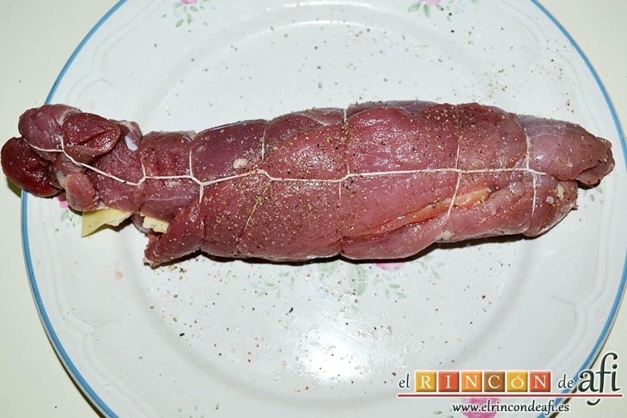 Solomillo de cerdo relleno en salsa de setas, salpimentar por fuera también