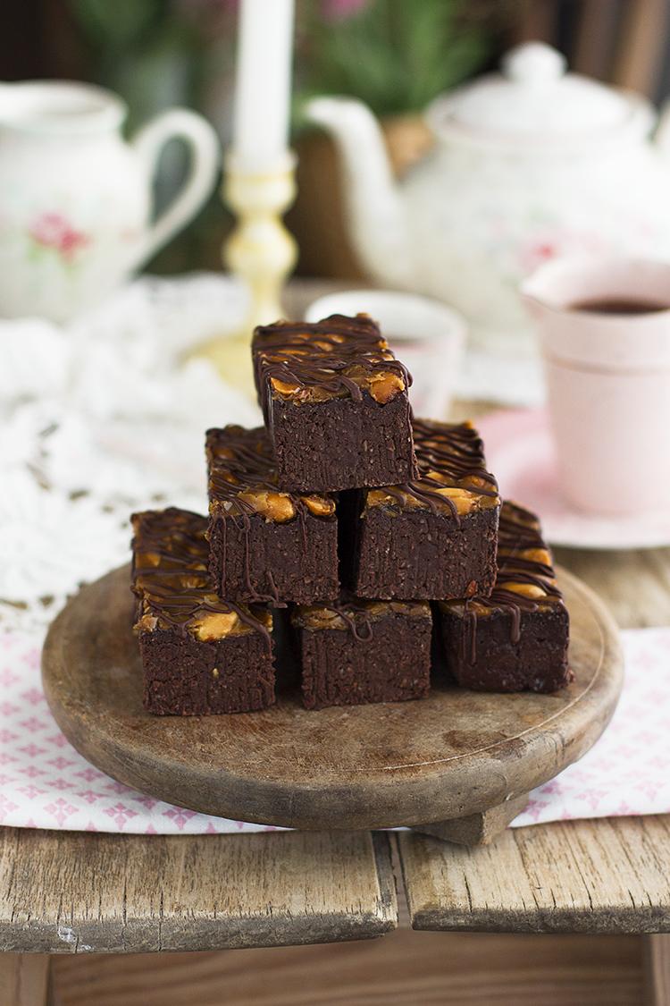 Cuadraditos de Snickers de alubias negras un bocado saludable